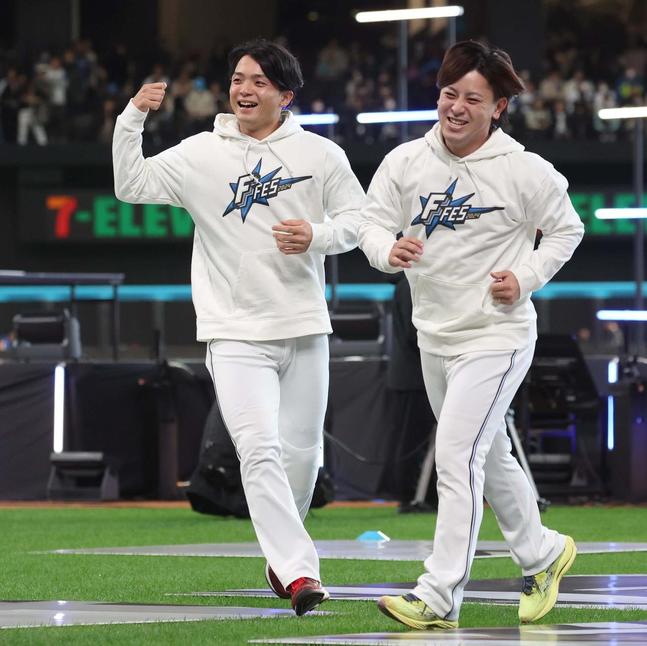 ゲームコーナーで笑顔を見せる郡司（左）と河野（撮影・黒川智章）