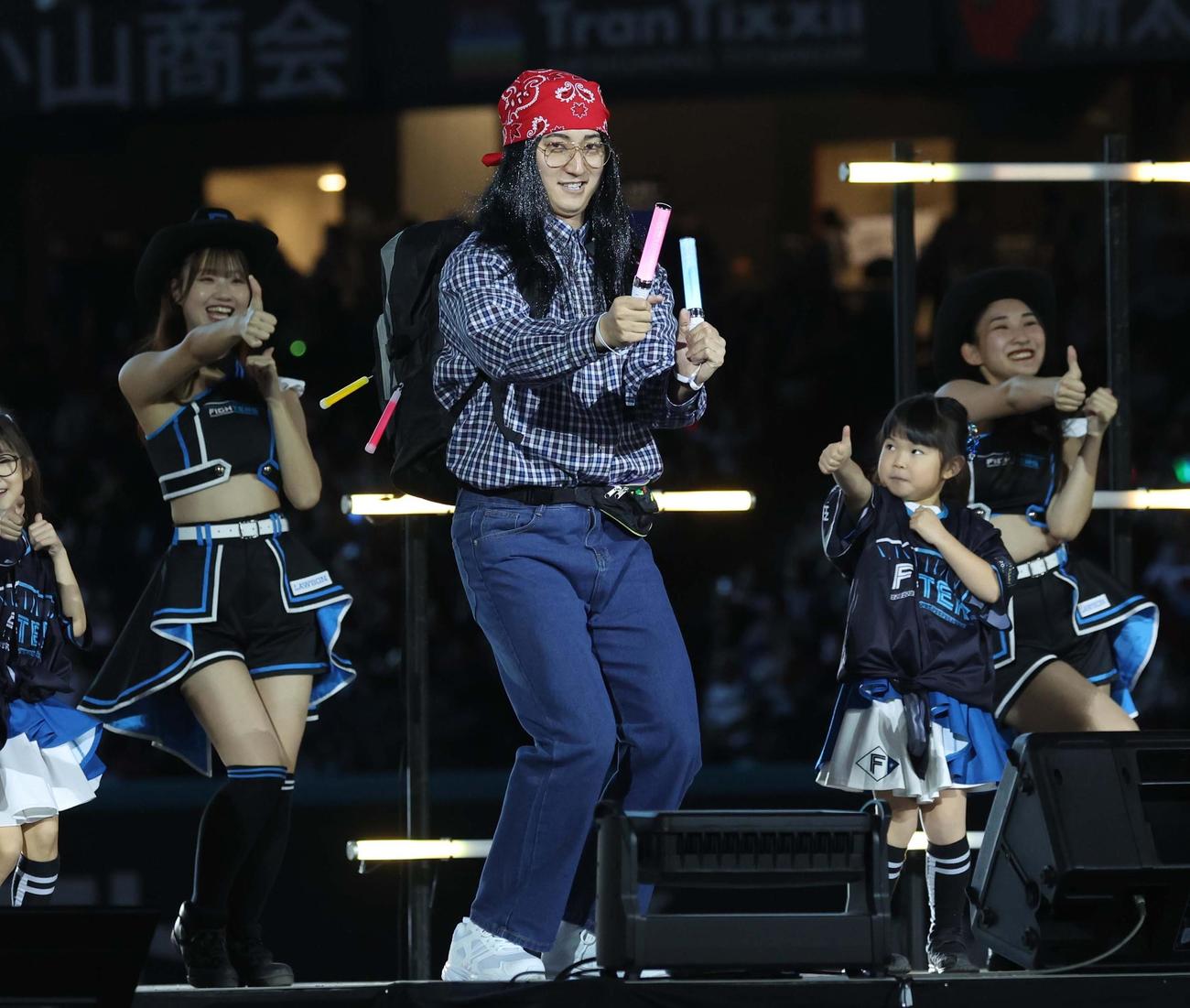 「清宮フレンズ」の踊りに乱入するオタク姿の浅間（撮影・黒川智章）