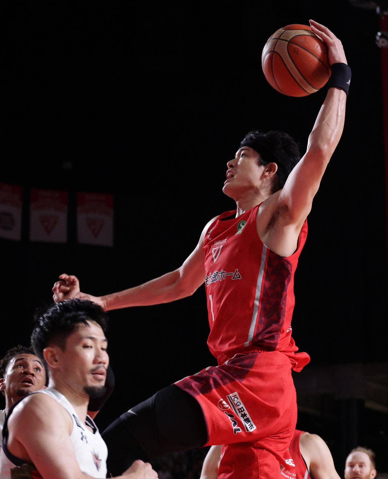 千葉J対琉球　第2クオーター、ダンクシュートを決める千葉J渡辺（撮影・中島郁夫）