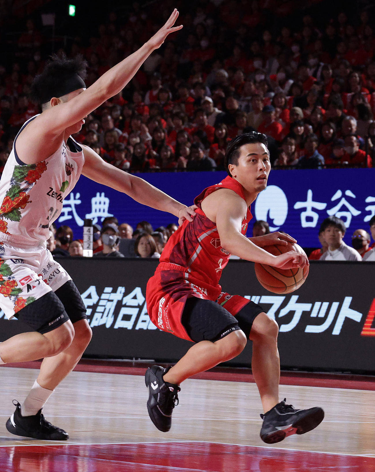 千葉J対琉球　第3クオーター、ドリブルする千葉J富樫（撮影・中島郁夫）