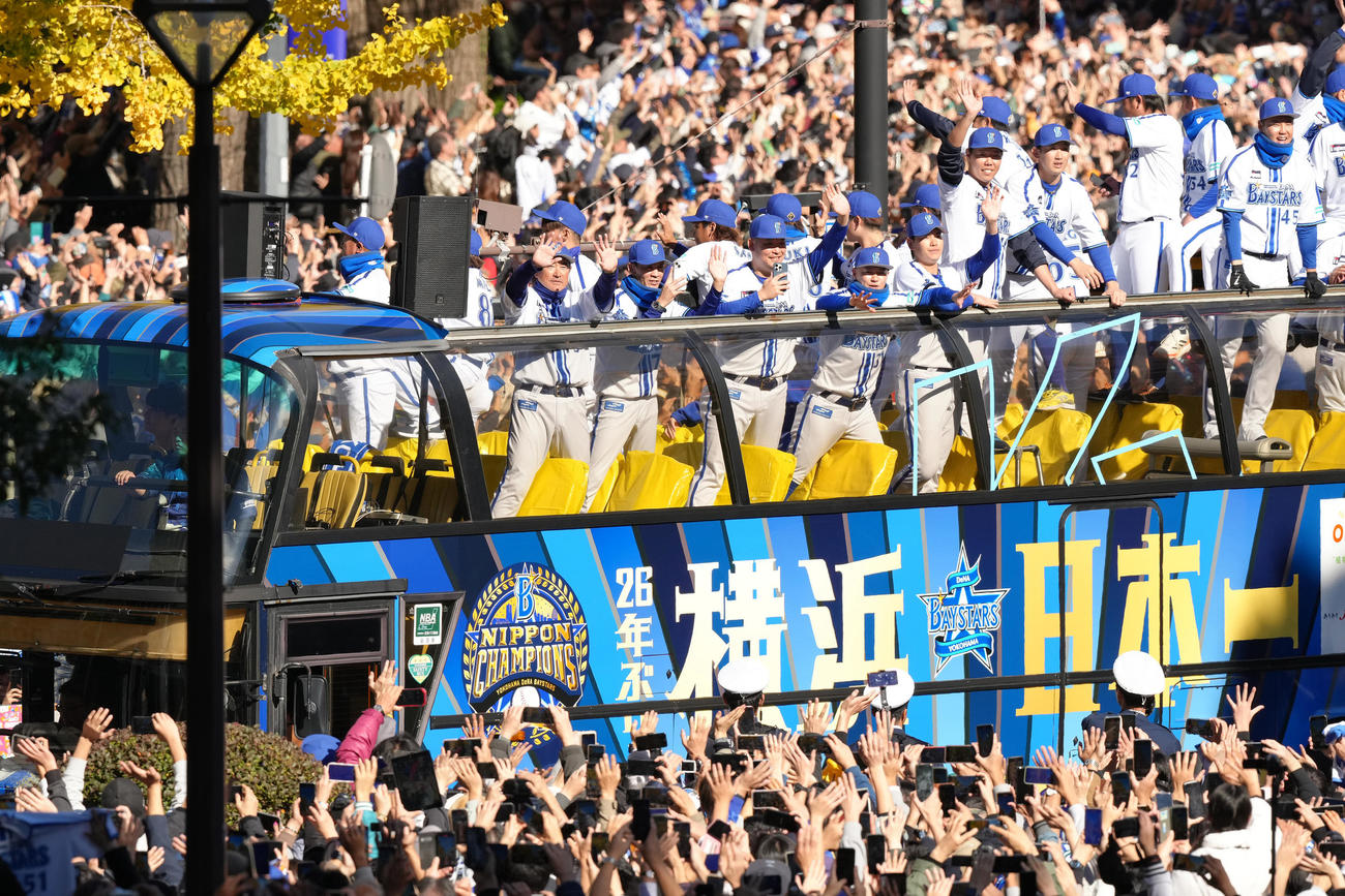 日本一優勝パレードで沿道のファンに笑顔を見せるDeNA筒香（左から3人目）ら（撮影・足立雅史）