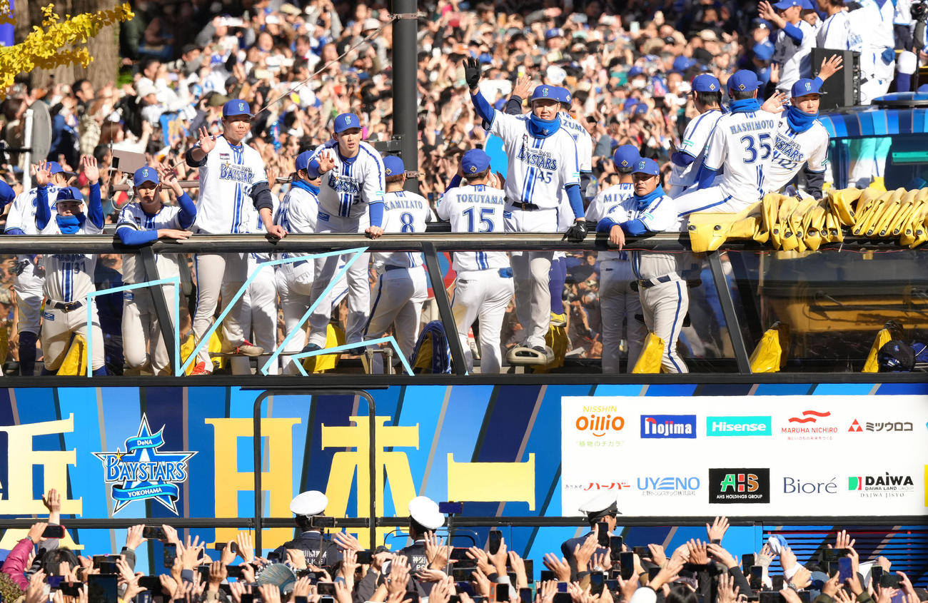 日本一優勝パレードで沿道のファンに手を振って応えるDeNAの選手ら（撮影・足立雅史）