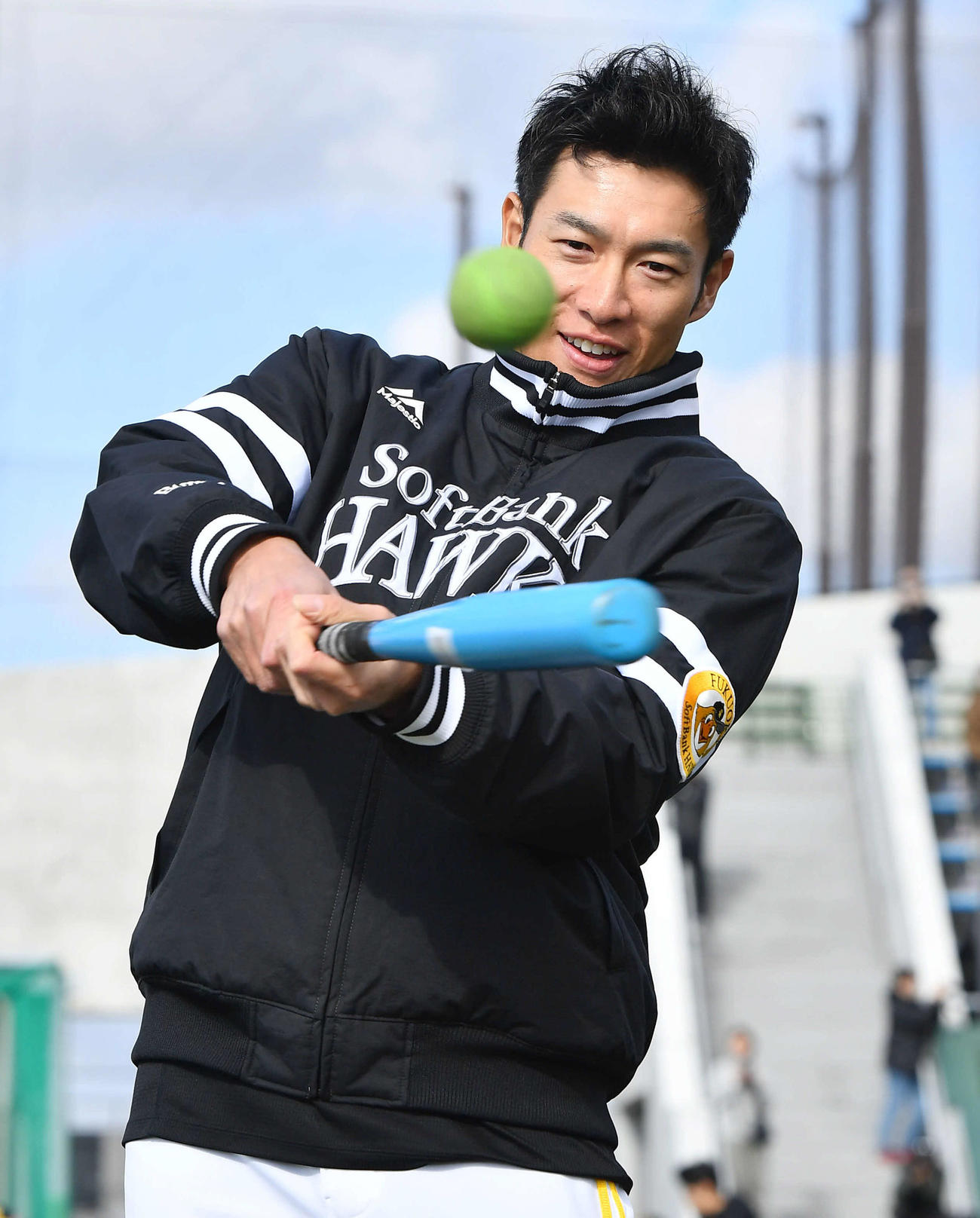 野球教室で子どもたちにノックを打つ柳田（撮影・岩下翔太）