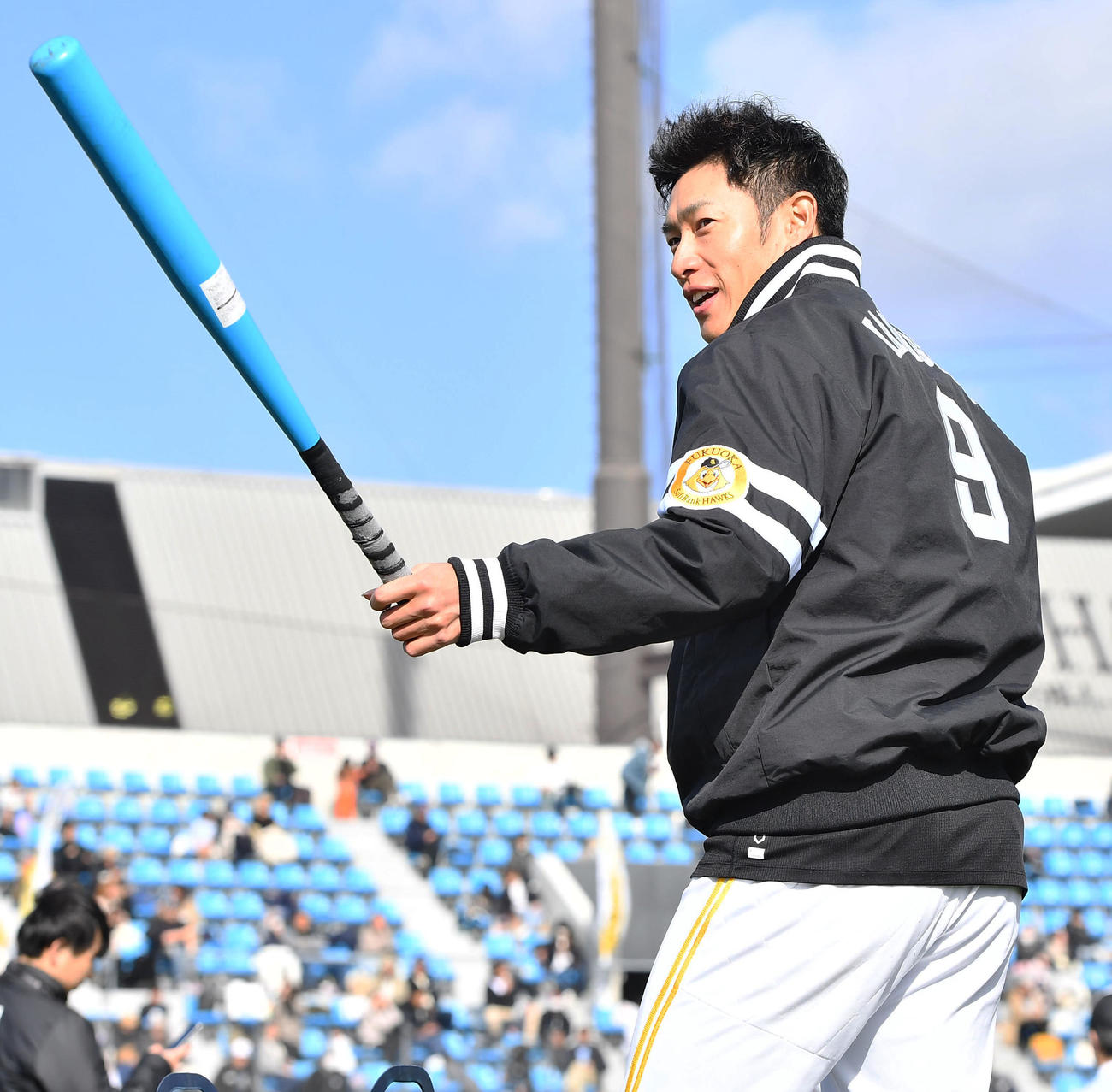 野球教室で子どもたちにノックを打つ柳田（撮影・岩下翔太）