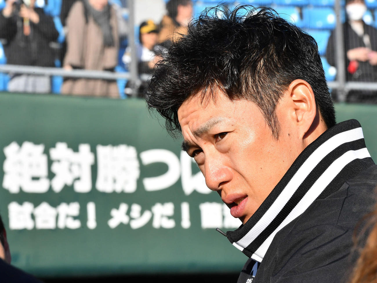 野球教室を終えて囲み取材を受ける柳田（撮影・岩下翔太）