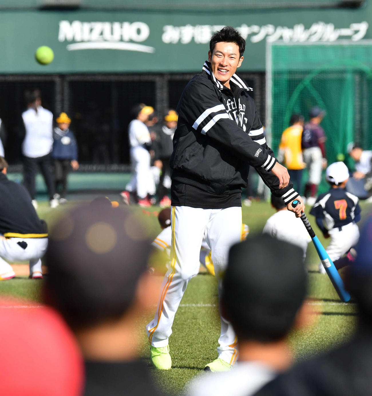 野球教室で子どもたちにノックを打つ柳田（撮影・岩下翔太）