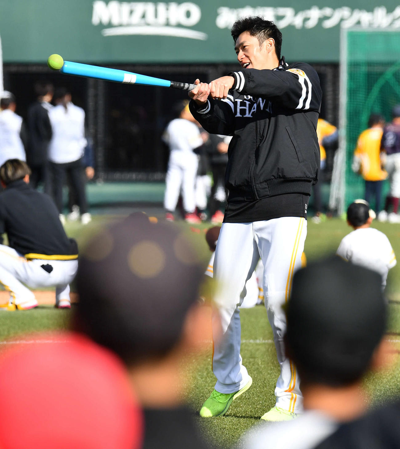 野球教室で子どもたちにノックを打つ柳田（撮影・岩下翔太）