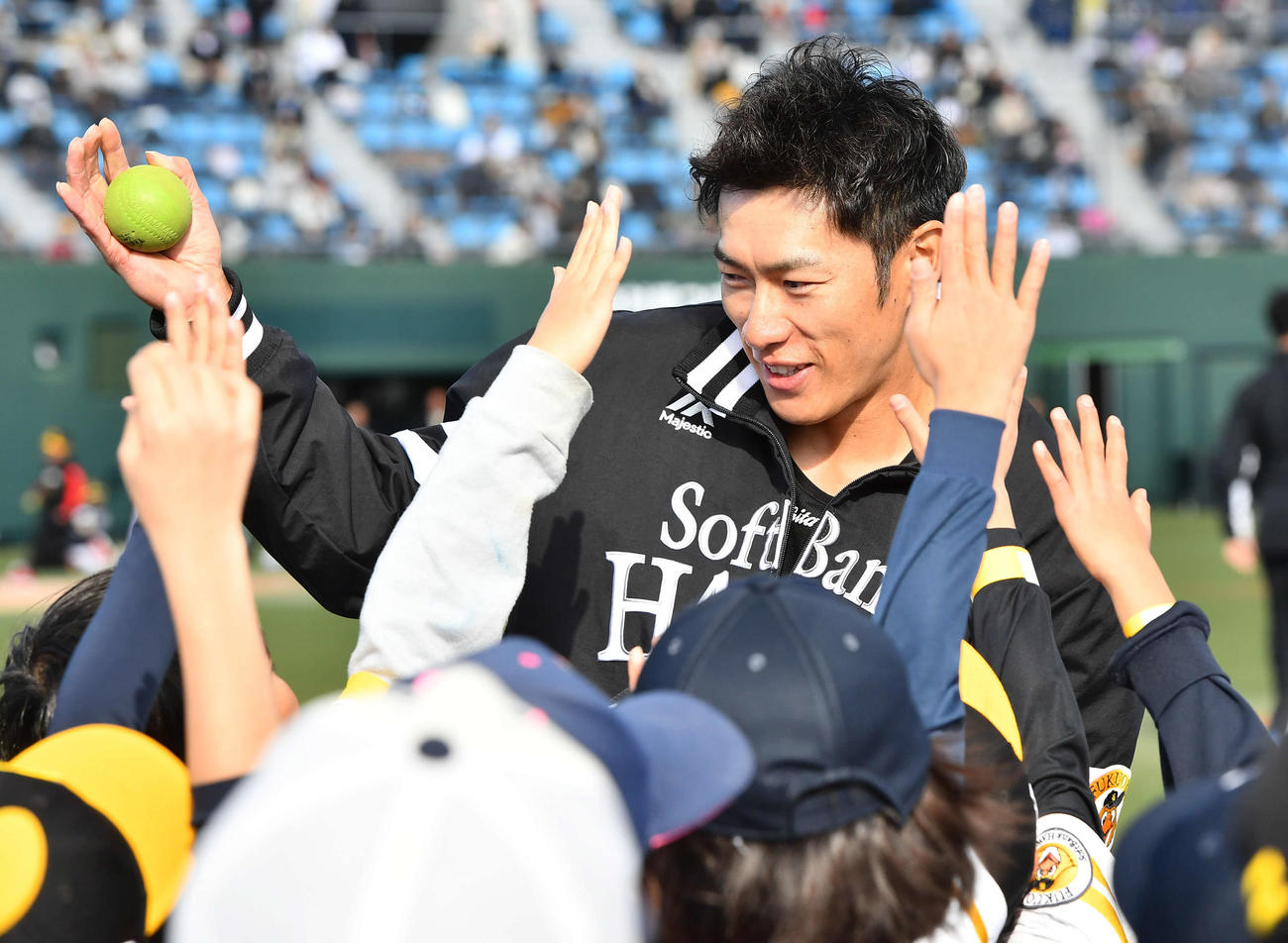 野球教室で子どもたちから質問攻めにあう柳田（撮影・岩下翔太）