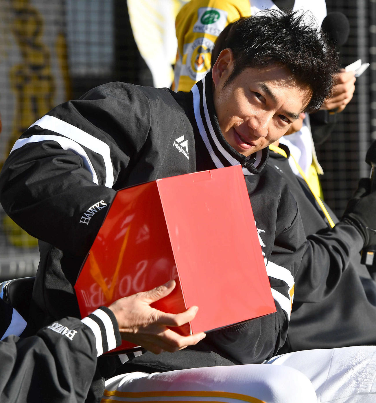 野球教室で子どもたちへのプレゼントのくじを引く柳田（撮影・岩下翔太）