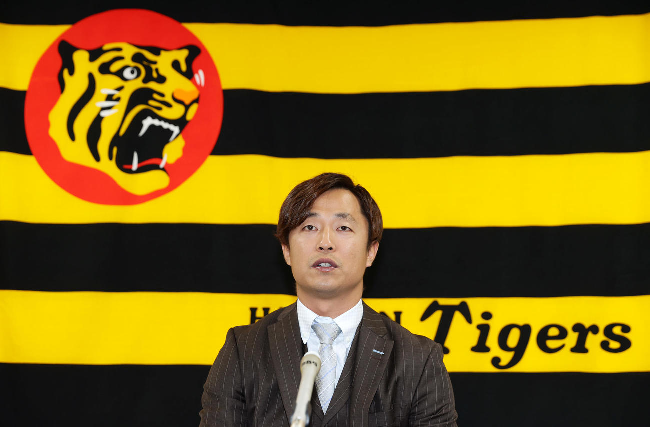 契約を更改し会見に臨む阪神島本（撮影・前田充）