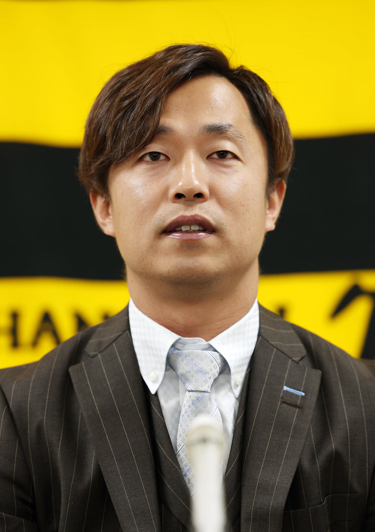 契約を更改し会見に臨む阪神島本（撮影・前田充）