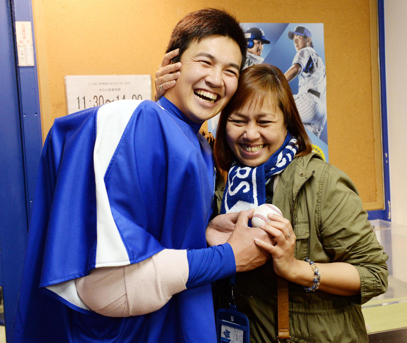 プロ初セーブを挙げた山崎康晃はウイニングボールを母ベリアさんにプレゼントする（2015年3月撮影）