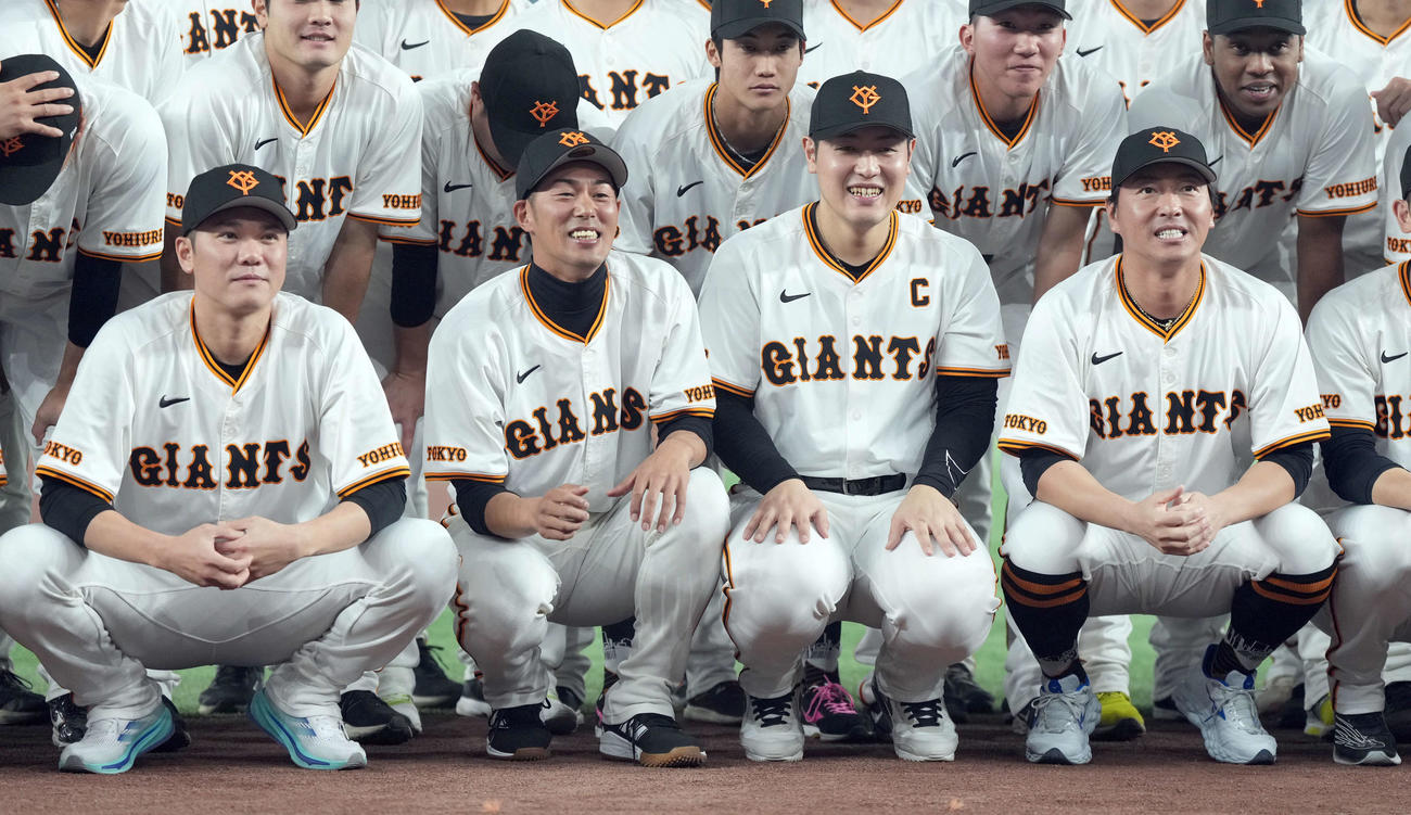 笑顔で記念撮影に納まる引退する巨人立岡（左から2人目）。左から坂本、1人おいて岡本和、長野（撮影・たえ見朱実）