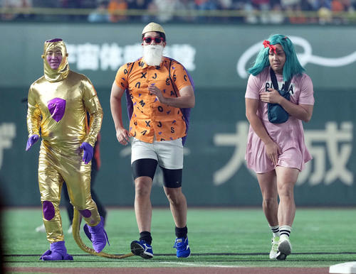 「ドラゴンボール」のキャラクターに仮装して登場した巨人岸田、畠、今村（撮影・たえ見朱実）