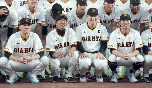 笑顔で記念撮影に納まる引退する巨人立岡（左から2人目）。左から坂本、1人おいて岡本和、長野（撮影・たえ見朱実）