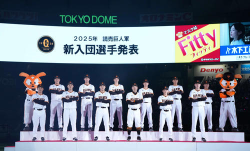 巨人新入団選手発表でポーズを決める、前列左から宮原、荒巻、石塚、阿部監督、浦田、石田。後列左から竹下、吹田、堀江、坂本達、鈴木、西川（撮影・たえ見朱実）