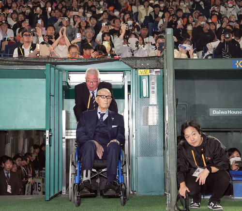 巨人球団創立90周年セレモニーに出席した長嶋終身名誉監督（撮影・たえ見朱実）