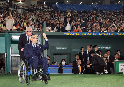 巨人球団創立90周年セレモニーに出席した長嶋終身名誉監督（撮影・たえ見朱実）