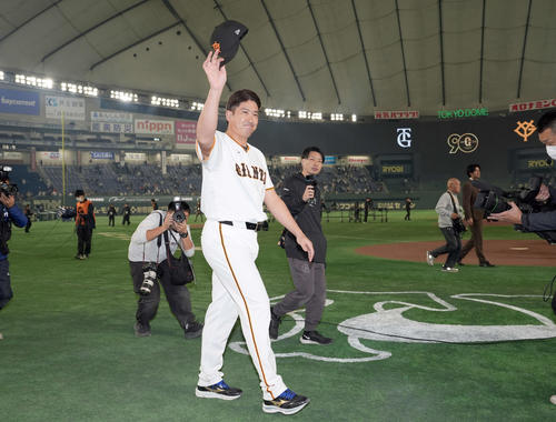 ファンの声援に応える巨人菅野（撮影・たえ見朱実）