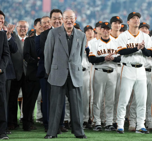 巨人球団創立90周年セレモニーに出席した張本氏（撮影・たえ見朱実）