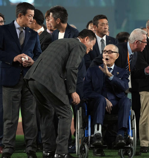 巨人球団創立90周年セレモニーで中畑氏（左）と談笑する長嶋終身名誉監督（撮影・たえ見朱実）