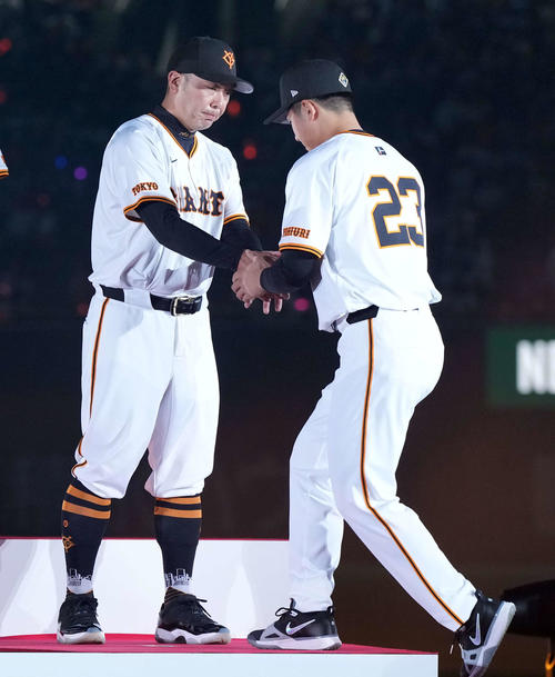 新入団選手発表でドラフト1位の石塚（右）を迎える巨人阿部監督（撮影・たえ見朱実）