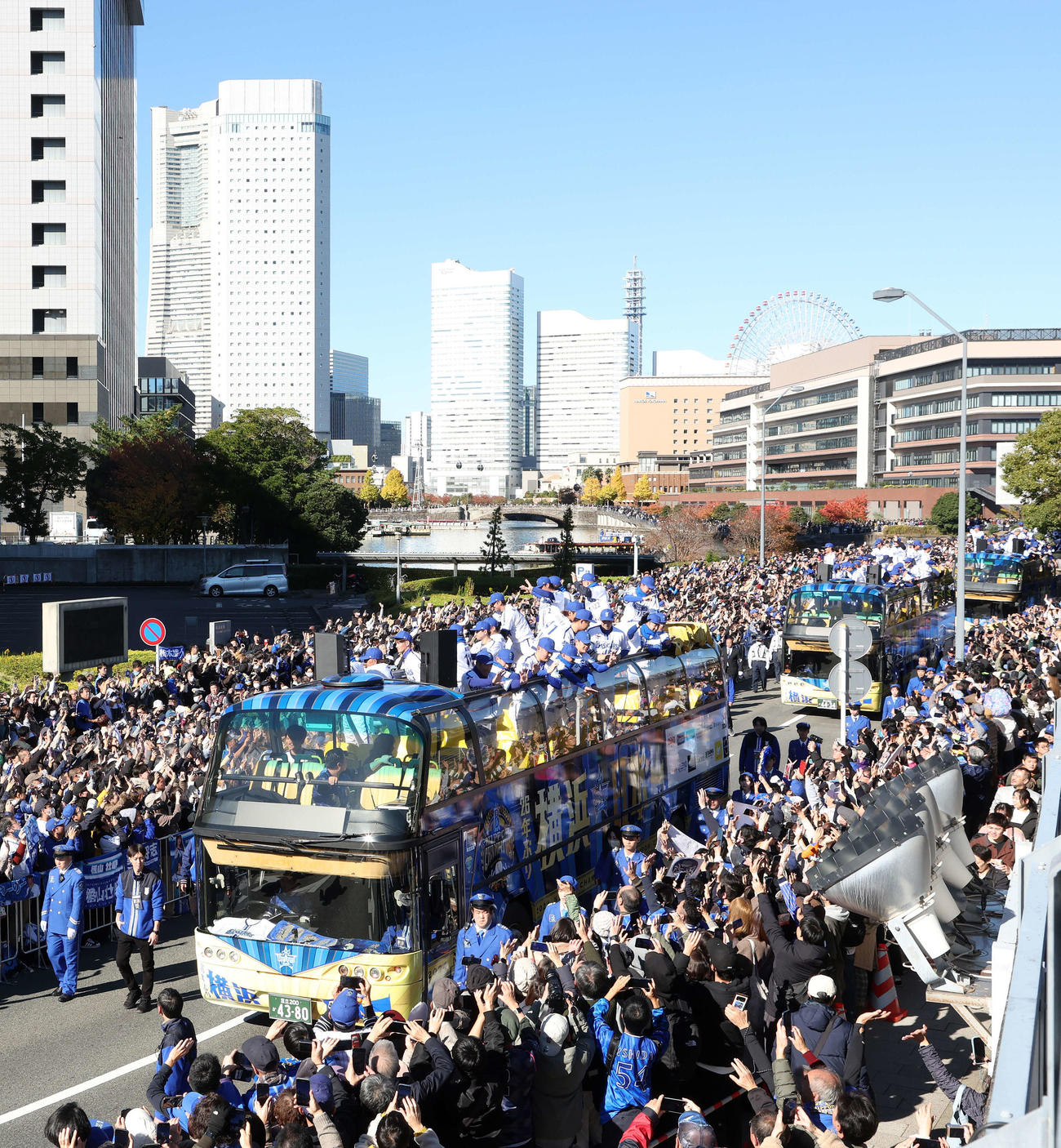 日本一優勝パレードするDeNAの選手たち（撮影・鈴木正人）