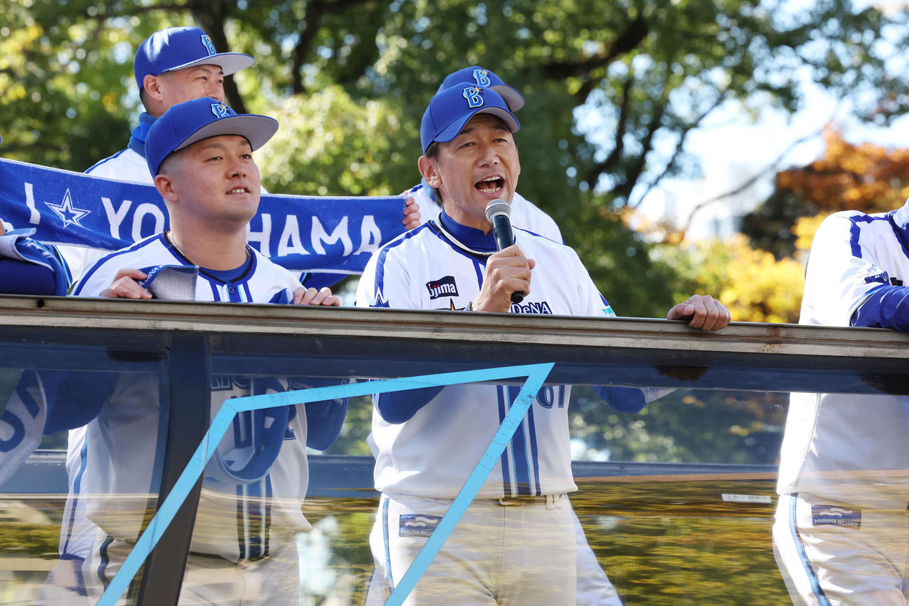DeNA日本一優勝パレード2024で感謝を伝える三浦監督（右）と牧（撮影・宮地輝）