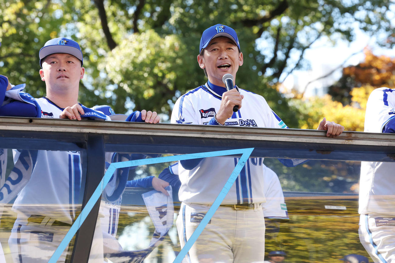 DeNA日本一優勝パレード2024で感謝を伝える三浦監督（右）と牧（撮影・宮地輝）