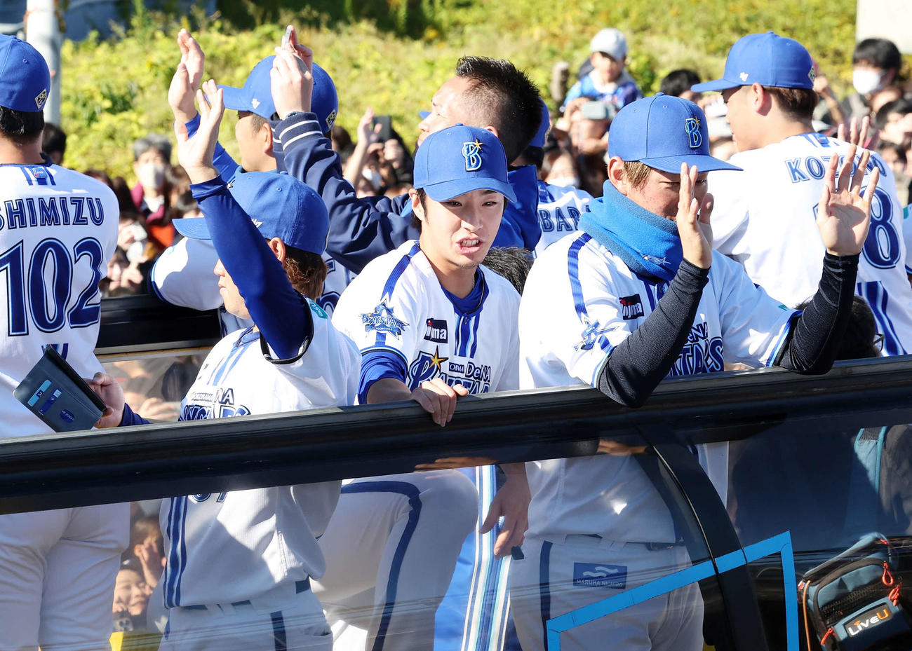 日本一優勝パレードに臨むDeNA度会（中央）（撮影・鈴木正人）