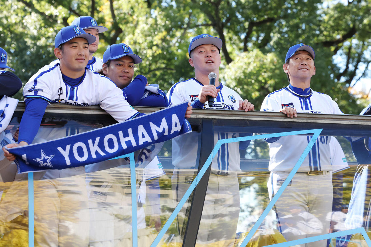 DeNA日本一優勝パレード2024で感謝を伝える牧（右から2人目）（撮影・宮地輝）
