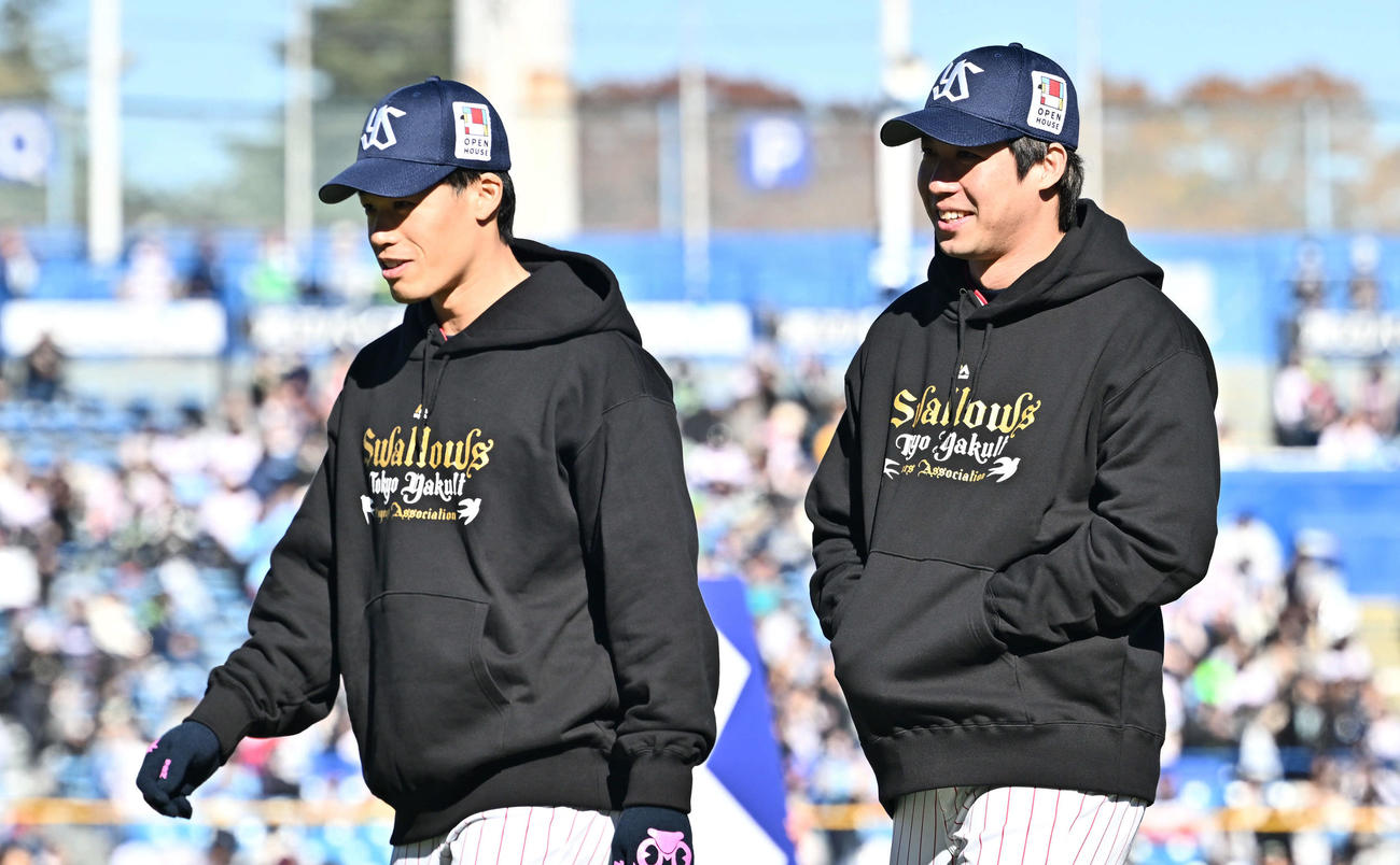 ○×クイズで優勝を逃し引き揚げるヤクルト塩見（左）と山田（撮影・滝沢徹郎）