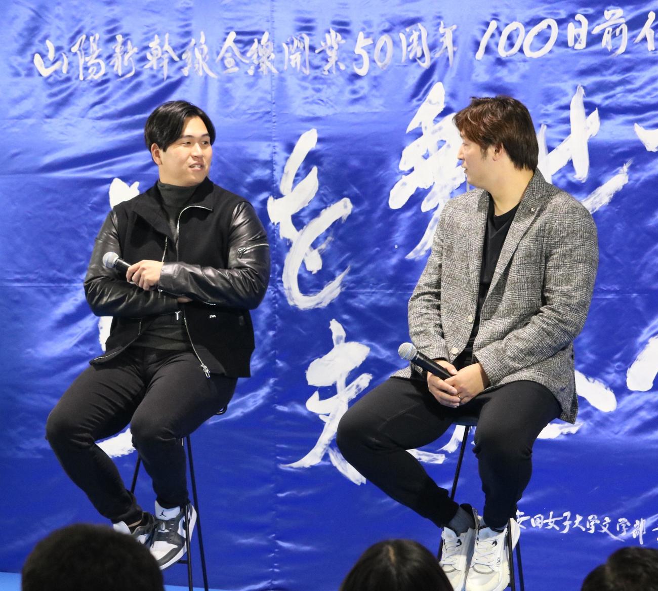 広島の床田寛樹投手（右）と矢崎拓也投手がJR西日本のトークイベントに出演する（撮影・林亮佑）