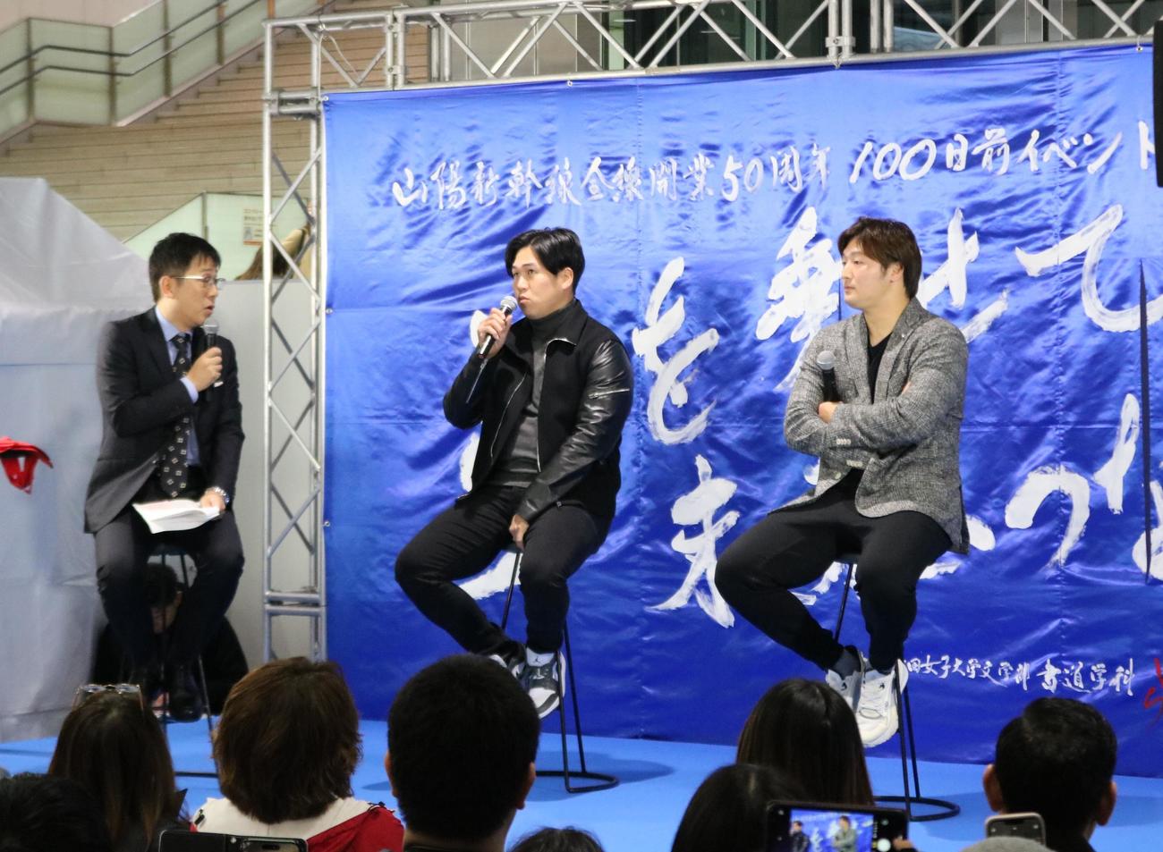 広島の床田寛樹投手（右）と矢崎拓也投手がJR西日本のトークイベントに出演する。左は司会のRCC坂上俊次アナウンサー（撮影・林亮佑）