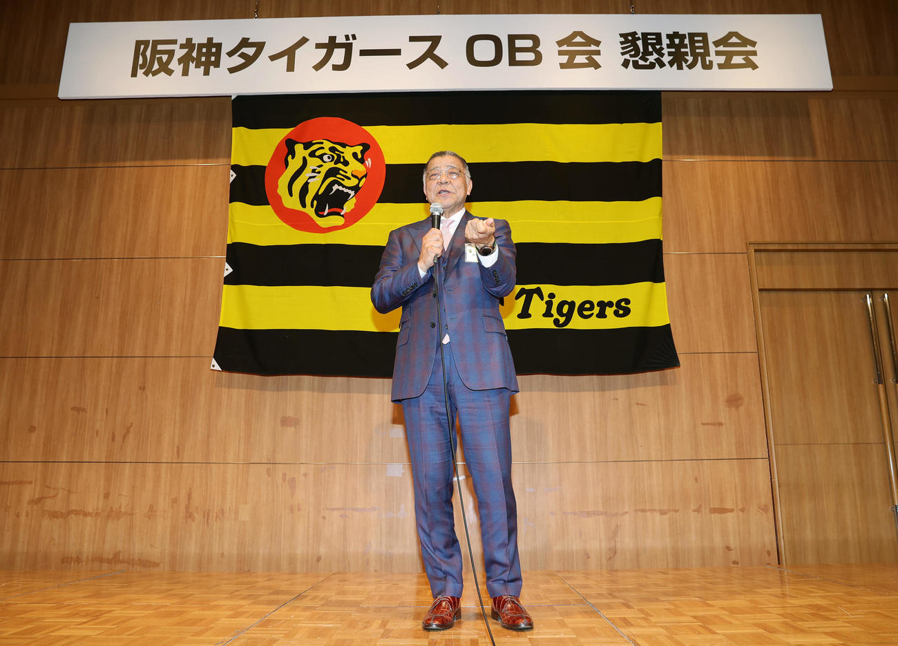 あいさつする阪神掛布OB新会長（撮影・前田充）