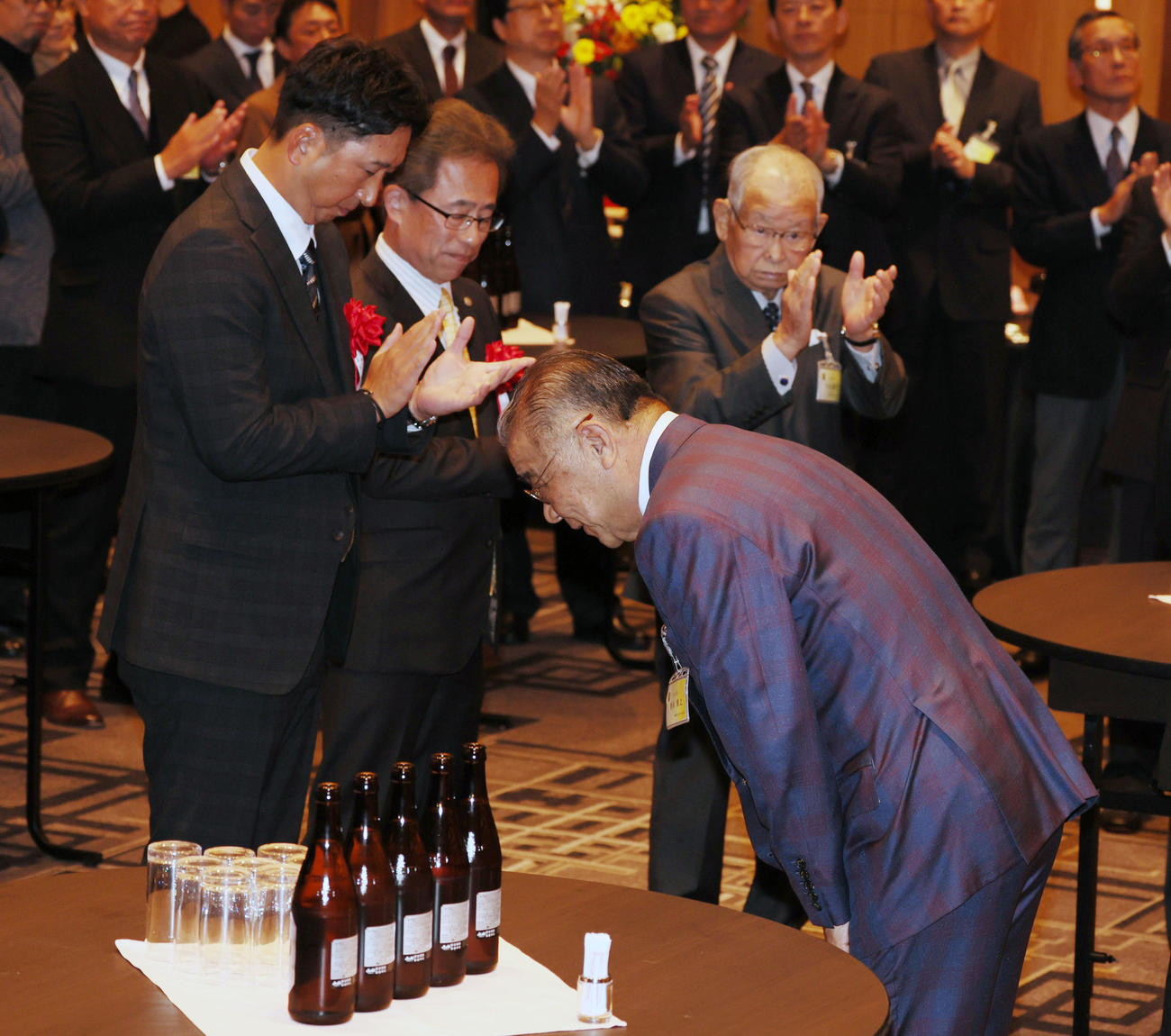 場内へ一礼する掛布新OB会長。左からは藤川監督、粟井球団社長、日刊スポーツ客員評論家の吉田氏（撮影・加藤哉）