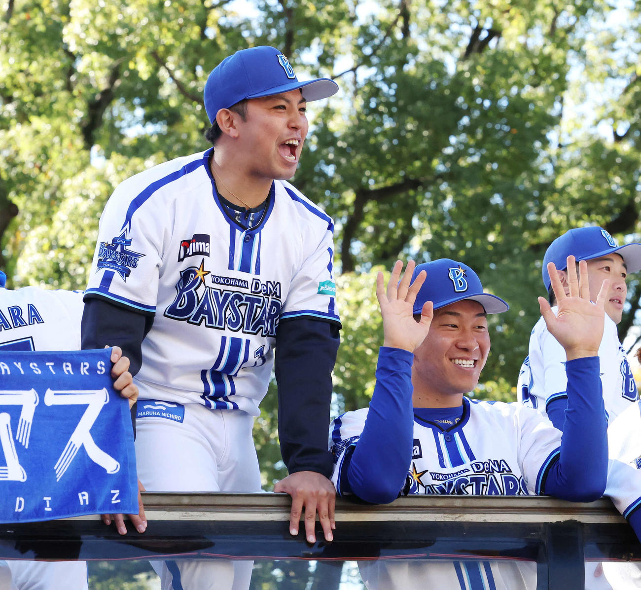 DeNA日本一優勝パレード2024で笑顔を見せる東（左）と徳山（撮影・宮地輝）