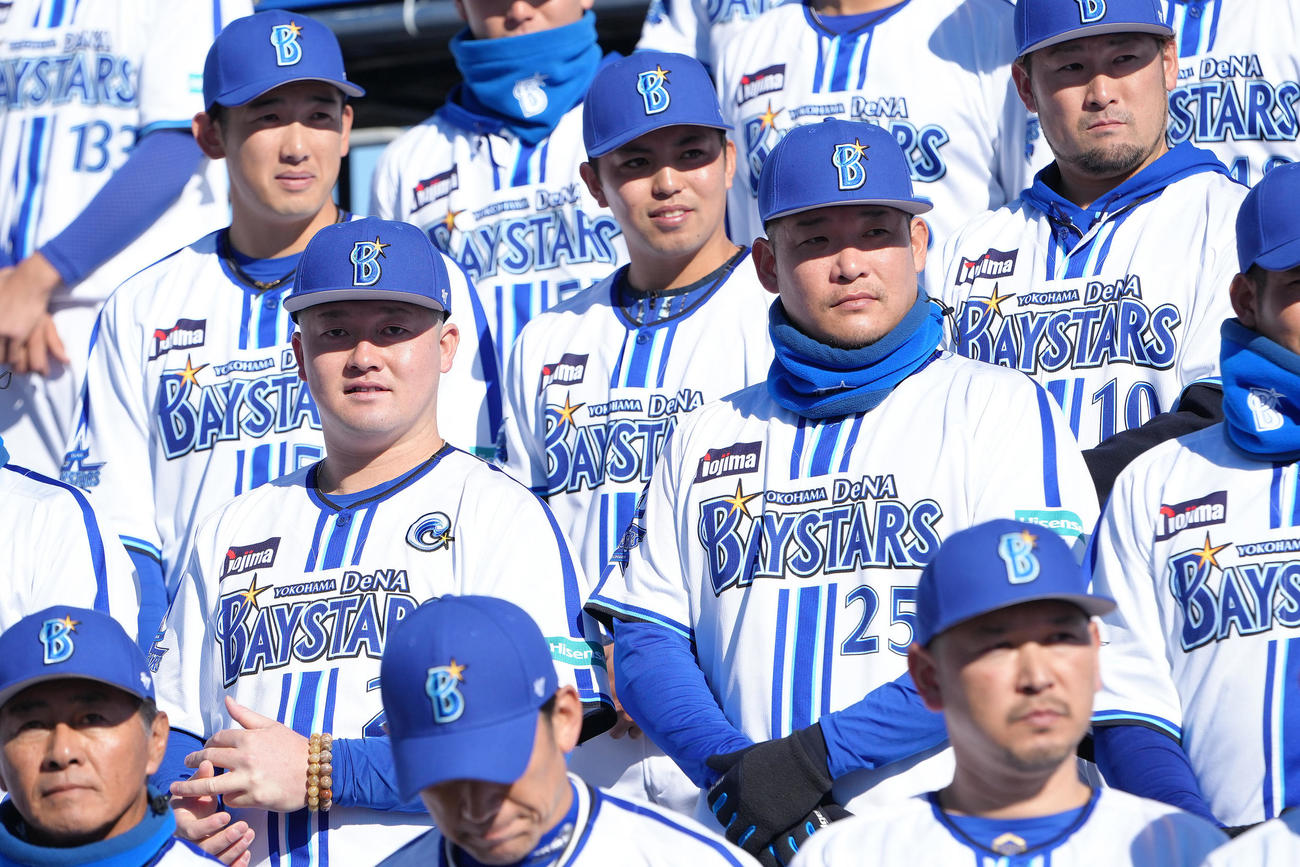 DeNA日本一優勝パレードを前にオープニングセレモニーに臨む、中央左から牧、東、筒香ら（撮影・足立雅史）