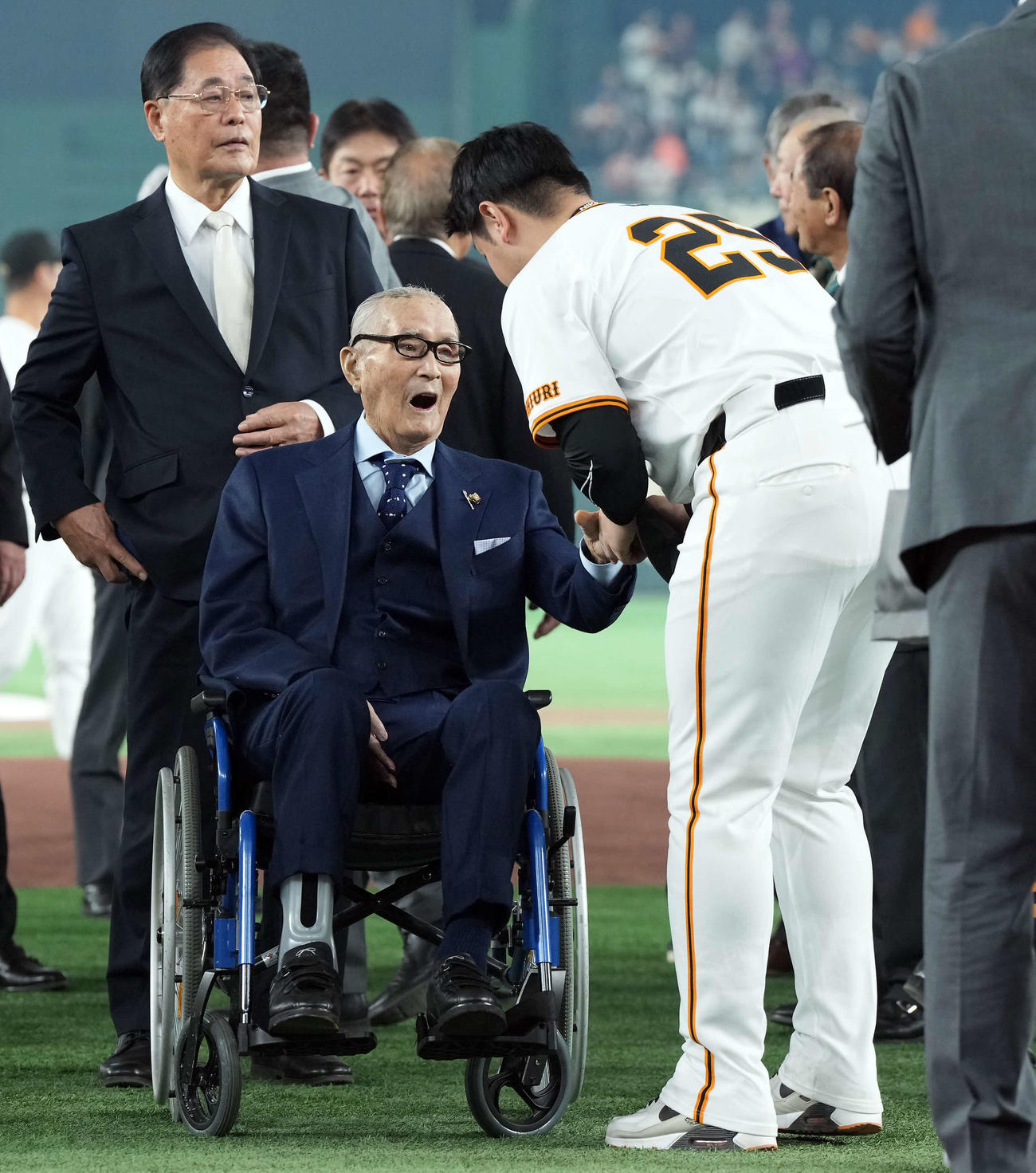 巨人球団創立90周年セレモニーで岡本和（右）と握手をする長嶋終身名誉監督（撮影・たえ見朱実）