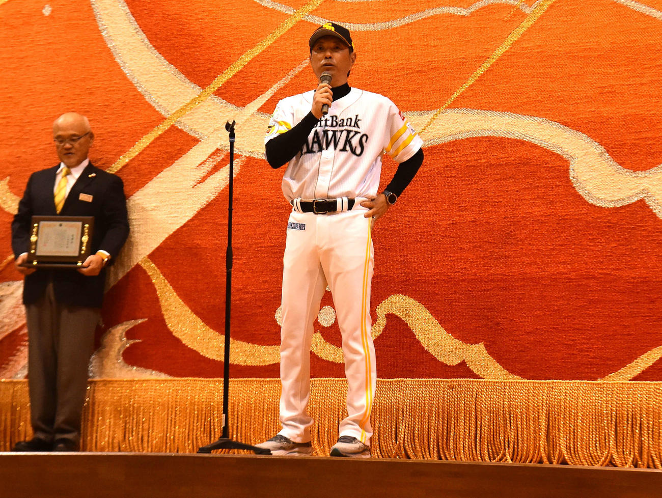壇上であいさつをする小久保監督（撮影・只松憲）
