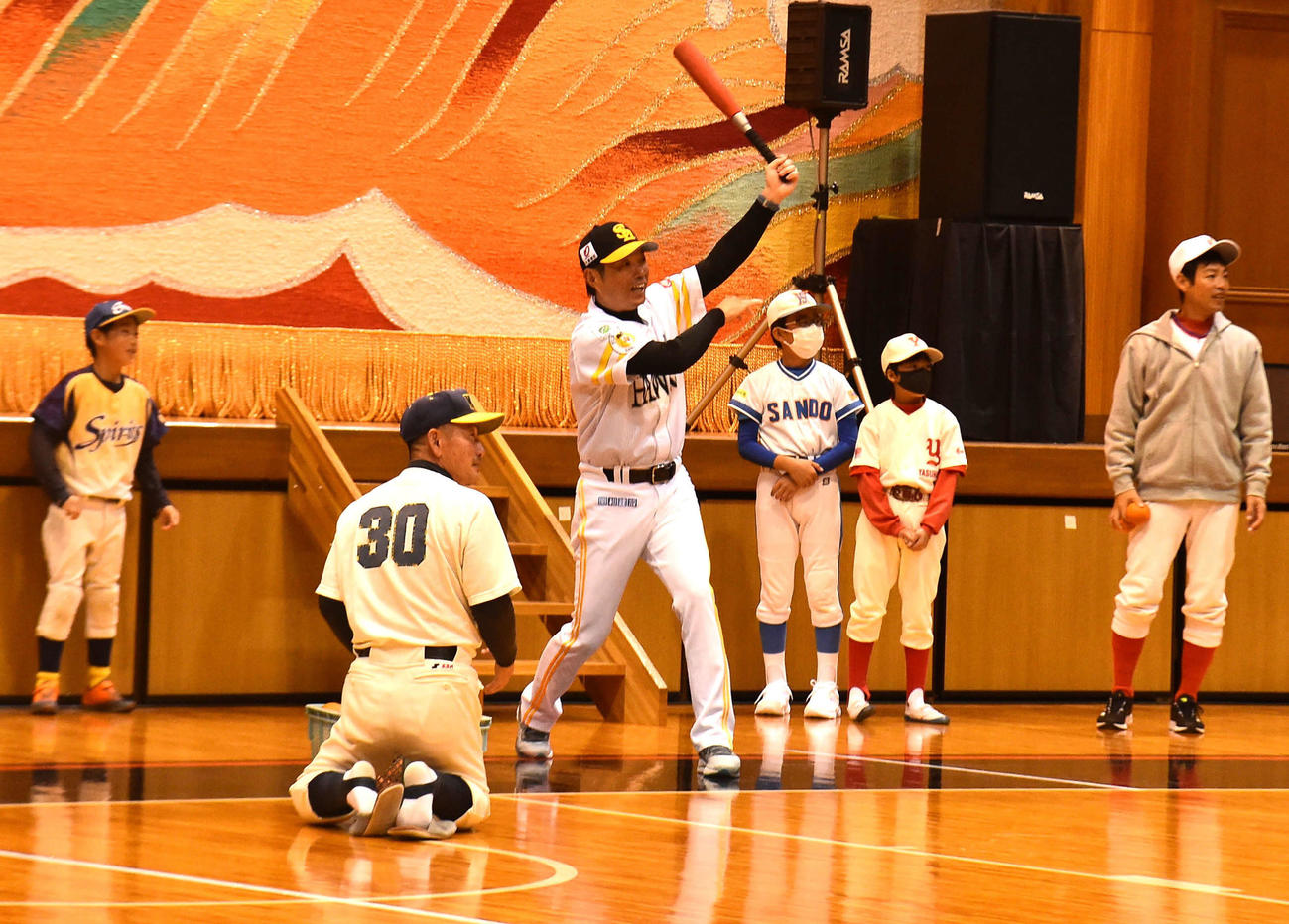 打撃の手本を見せる小久保監督（撮影・只松憲）