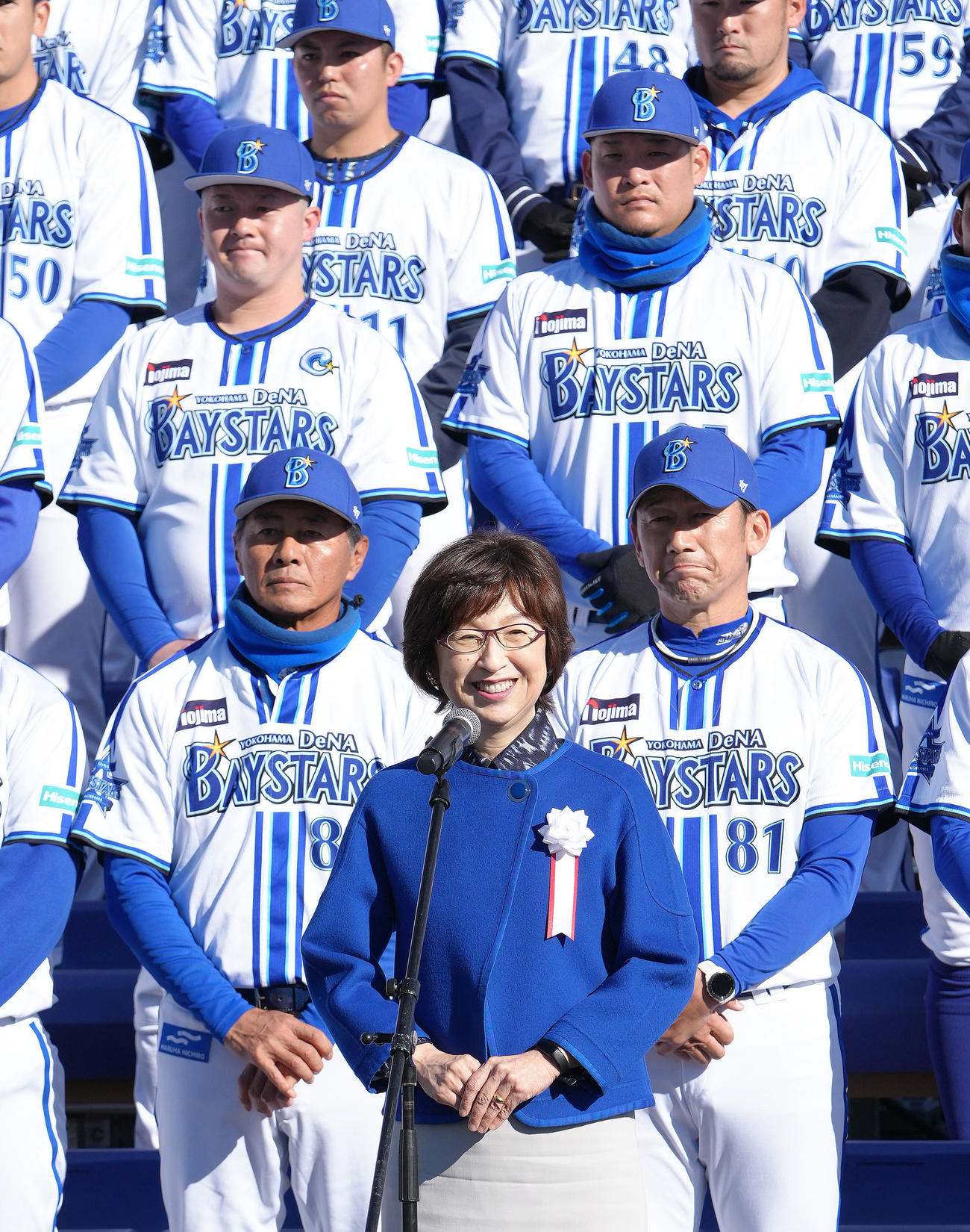 日本一優勝パレードを前にあいさつするDeNA南場オーナー（手前）（撮影・足立雅史）