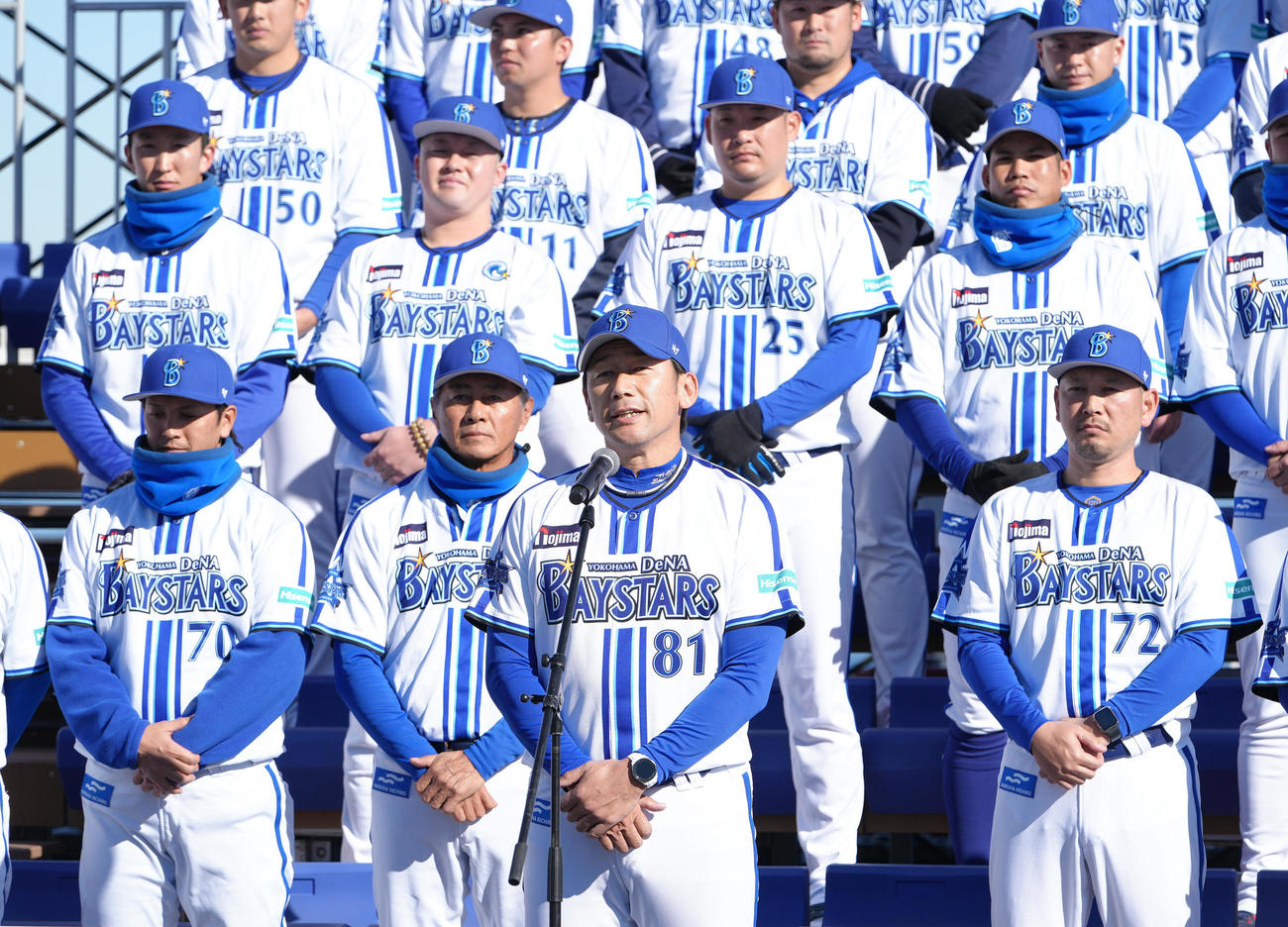 日本一優勝パレードを前にあいさつするDeNA三浦監督（手前中央）（撮影・足立雅史）