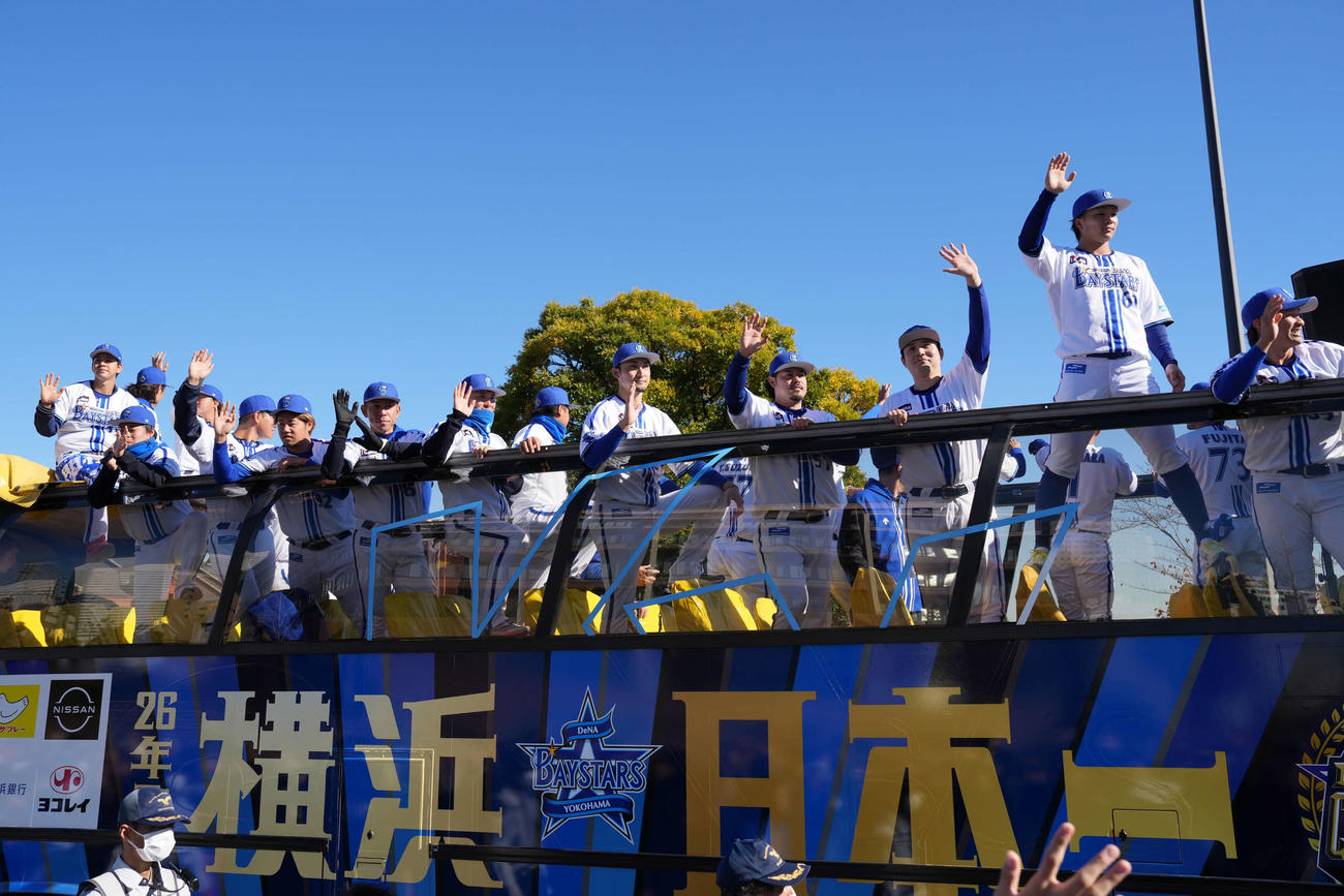大勢の沿道のファンの声援に応える佐野（手前右から3人目）、宮崎（同4人目）らDeNAナイン（撮影・井上学）