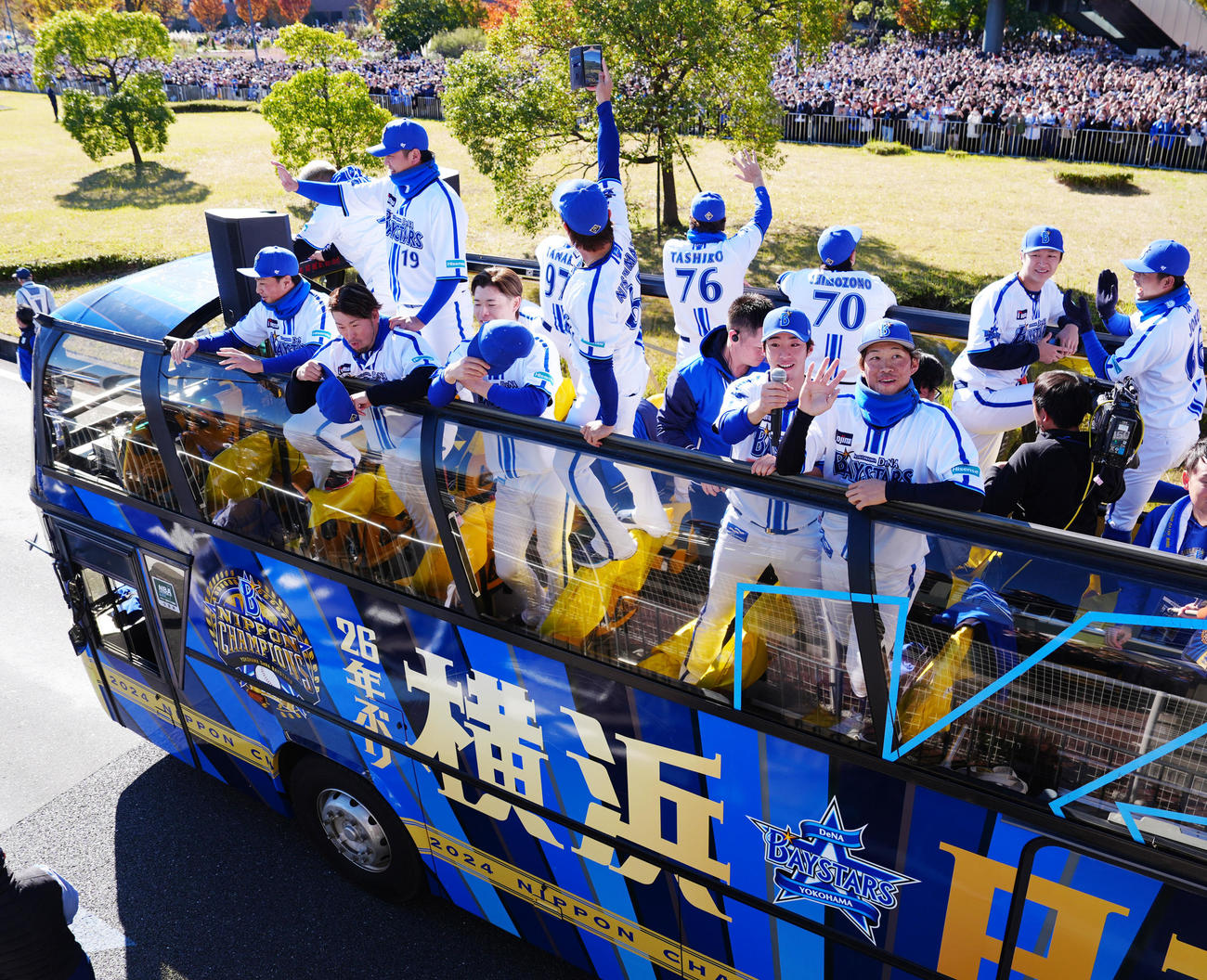 日本一優勝パレードに臨む京田（前列右端）らDeNAの選手たち（撮影・江口和貴）