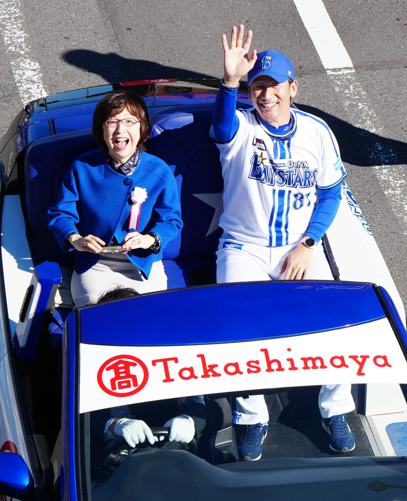 日本一優勝パレードに臨むDeNA三浦監督（右）と南場オーナー（撮影・江口和貴）