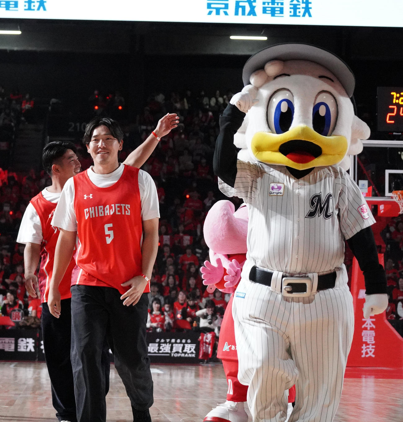Bリーグ千葉J対琉球にゲスト参加した、左からロッテ池田、安田、マーくん（撮影・中島郁夫）