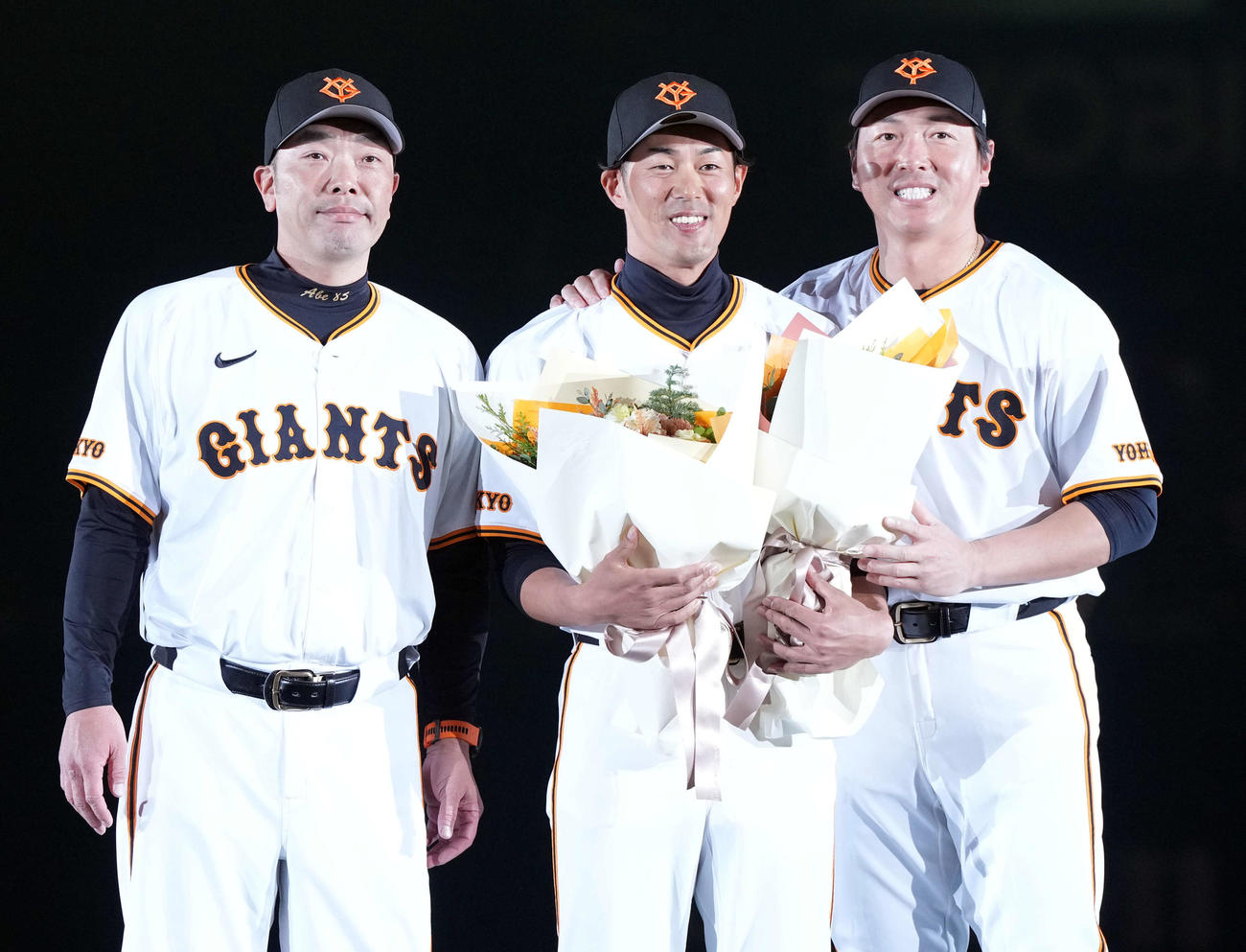 巨人立岡（中央）の引退セレモニーで記念撮影に納まる、左から阿部監督、1人おいて長野（撮影・たえ見朱実）