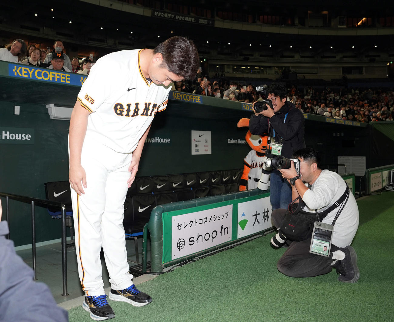 ファンの声援に深々と頭を下げる巨人菅野（撮影・たえ見朱実）