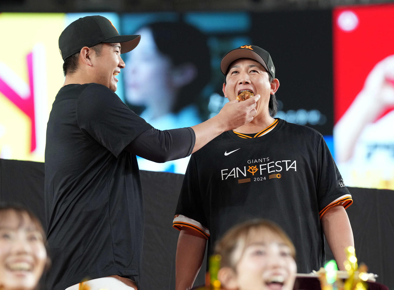 グルメ対決で小林（右）に試食してもらう菅野（撮影・たえ見朱実）